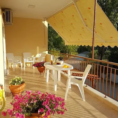 Guest house Papalamprou-apartments